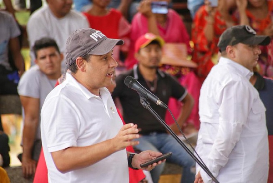 Fotografía del Ministro TIC, Mauricio Lizcano dirigiéndose a la comunidad en la Guajira.