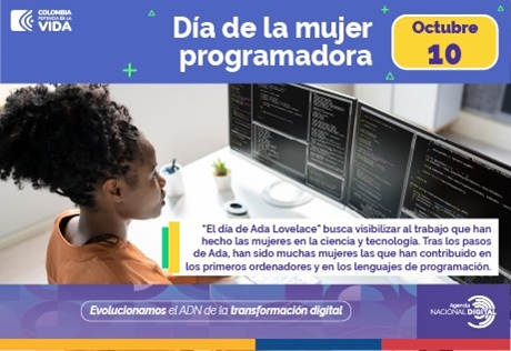 Imagen de mujer al frente de dos pantallas programando.