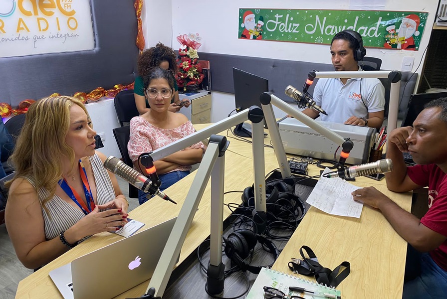 Directora de la AND en una cabina de radio en Cartagena junto al entrevistador, el operador y otra invitada.