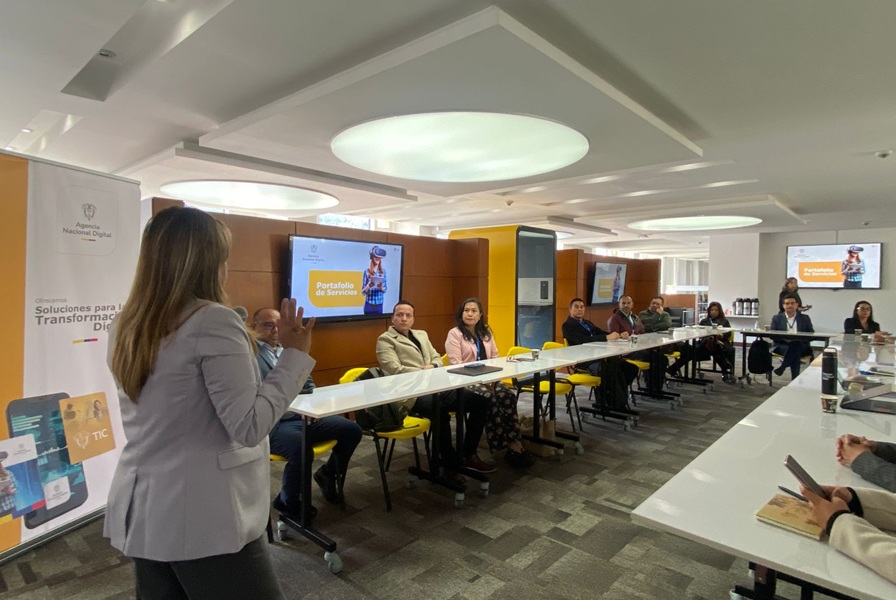 Directora Agencia Nacional digital y Representante Legal Suplente de la Agencia y el equipo directivo de la Entidad.