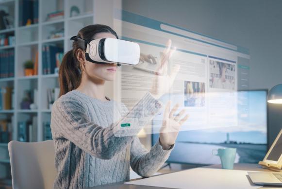 Imagen de una mujer con gafas de realidad virtual interactuando con sus manos en el metaverso.