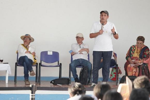 Fotografía del Ministro TIC, Mauricio Lizcano interviniendo junto al presidente Gustavo Petro durante evento en la Guajira.