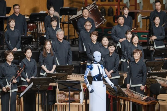 Imagen de un Robot androide dirigiendo una orquesta sinfónica en Corea del Sur.