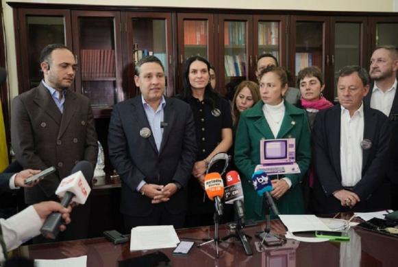 Fotografía del Ministro TIC, Mauricio Lizcano liderando rueda de prensa, junto a funcionarios del Estado.