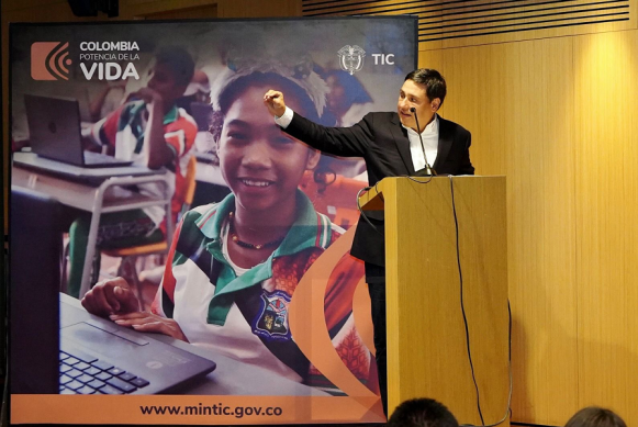 Fotografía del Ministro TIC, Mauricio Lizcano en locución desde un pódium.