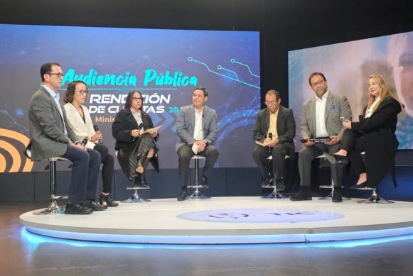 El ministro de Tecnologías de la Información y las Comunicaciones, Mauricio Lizcano junto a los Directores de las Entidades Adscritas, en la transmisión en vivo de la Rendición de Cuentas MinTic 2023.