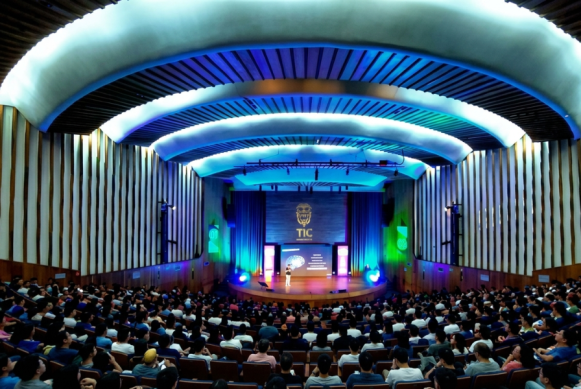 Evento Colombia 5.0 en Santander con asistentes en auditorio sobre transformación digital y tecnología