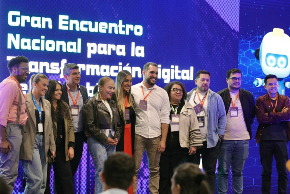 Imagen de participantes en encuentro sobre transformación digital e innovación pública en Colombia.