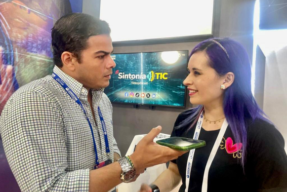 De izquierda a derecha: Rudy Alberto Negrete Londoño Comunicador de la Agencia Nacional Digital y Sindey Carolina Bernal Villamarín Viceministra de Transformación Digital. De izquierda a derecha: Rudy Alberto Negrete Londoño Comunicador de la Agencia Nacional Digital y Sindey Carolina Bernal Villamarín Viceministra de Transformación Digital.